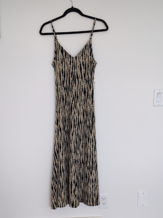 Dex Dresses & Skirts - DEX Spaghetti Strap V-Neck Maxi Dress in Beige and Navy Size Medium
